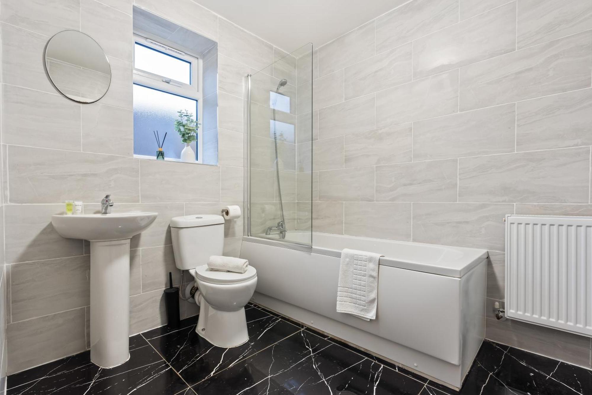 Stylish New Apartment - Free Wifi & Netflix - Top Rated - 3Mh Cradley Heath Exterior photo